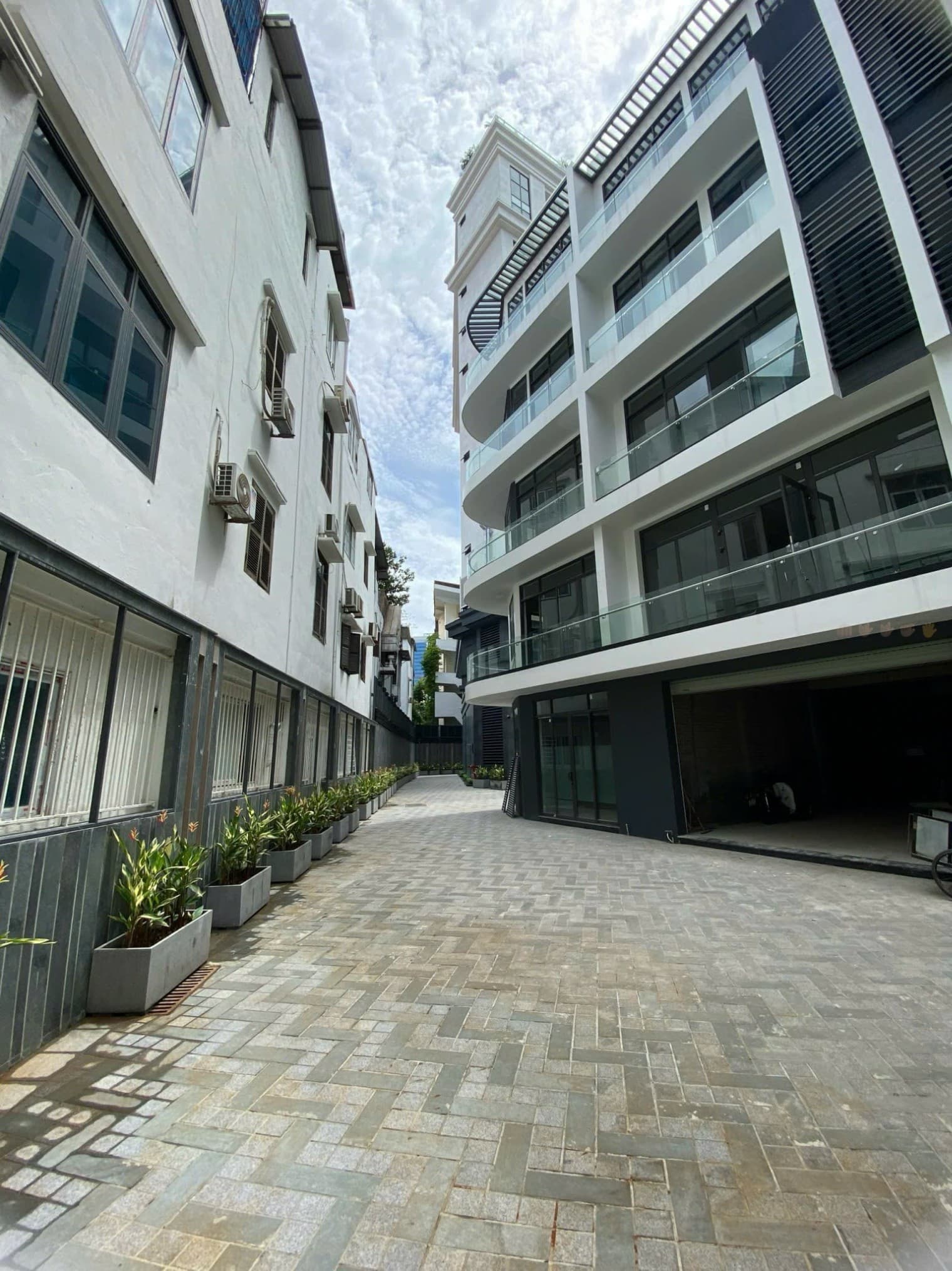 Bán nhà riêng Đ. Nguyên Hồng, Q. Ba Đình, Tp. Hà Nội - Ảnh 2