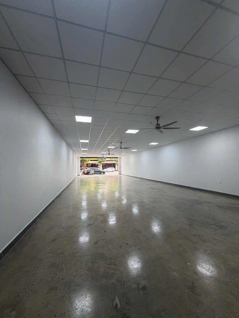 Cho thuê căn nhà mặt đường Lê Thanh Nghị, TP HD, 260m2, mặt tiền 8.5m, thang máy, KD tốt - Ảnh 2