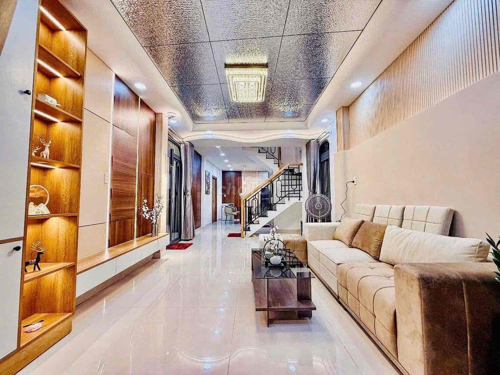 Nhà Khuôn viên Đất 60m. 4 Phòng ngủ, CÓ PN dưới Tầng trệt, KẾ BÊN Q1 - Ảnh 2