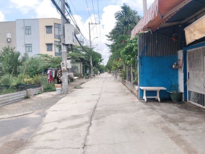 Nhà phố trệt gác. Có 3Pn. Mặt tiền 6m, oto đỗ trong nhà. Tại Nhà Bè