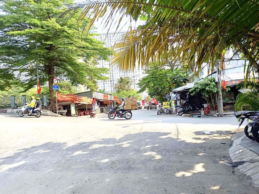 Nhà 2 mặt tiền khu dân cư Bình Phú, vị trí đẹp đang kinh doanh