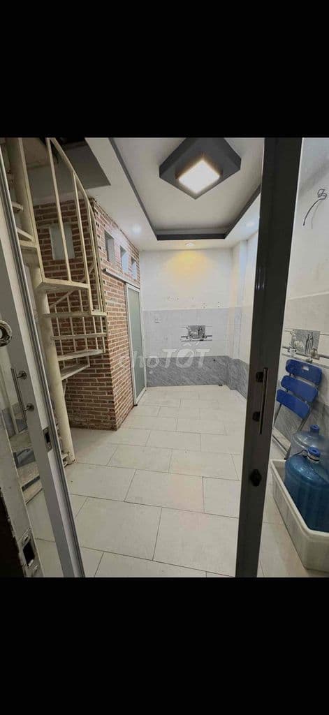 chính chủ cần bán 1 căn ngay trung tâm thể thao tân bình .