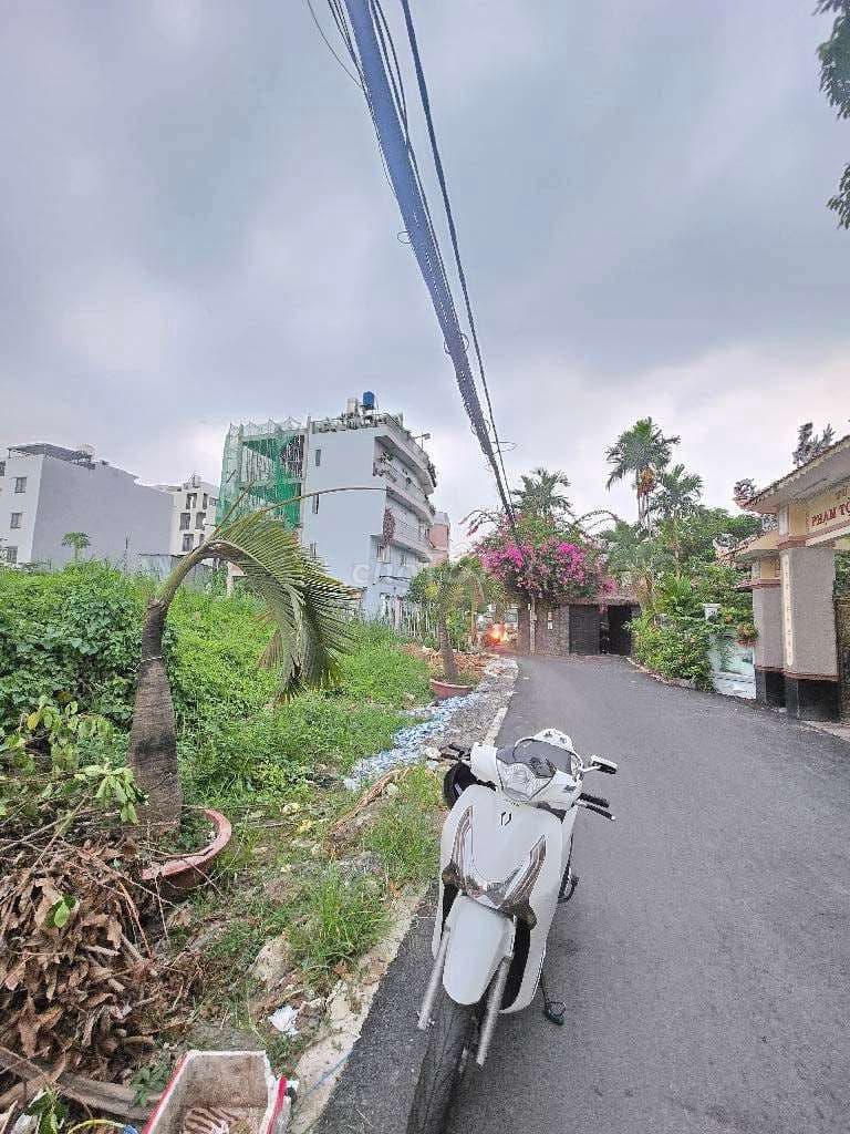 ĐẤT ĐEP VỊ TRÍ TỐT ĐƯỜNG THÔNG LÀM DỊCH VỤ ĐA NGÀNH NGHỀ.CÓ 3 TRƯỜNGĐH