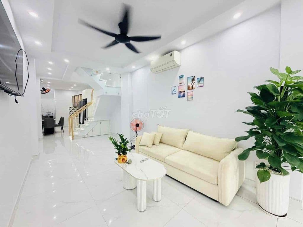 GẤP BÁN SÁT EMART , DT 4.5 x 10M, XE HƠI ĐỖ CỬA, 2 TẦNG, NHỈNH 3 TỶ