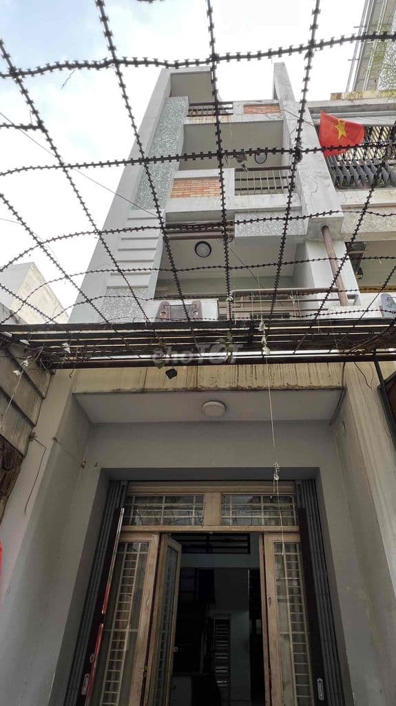 Bán nhà chính chủ Q3, 1 trệt 3 lầu, 5PN, Sổ hồng hoàn công đủ.