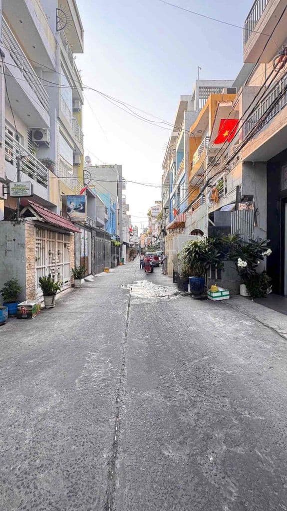Nhà 4 tầng HẺM XE TẢI Tô Hiệu gần Đầm Sen giá 7.1 tỷ