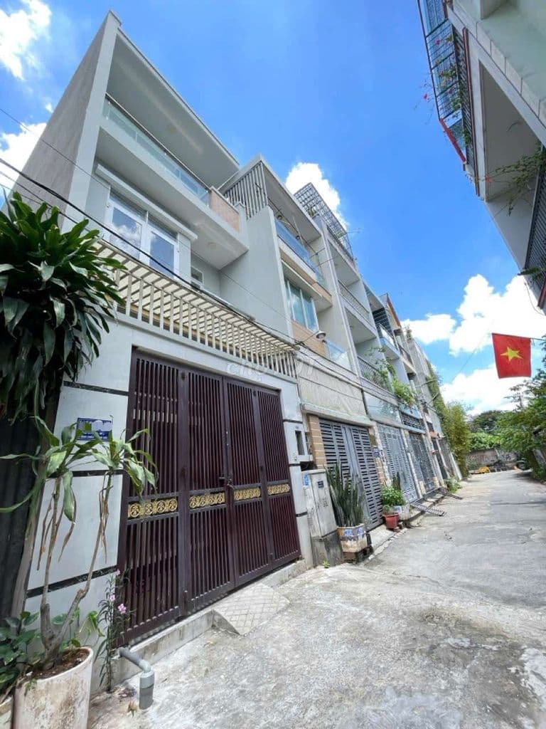 NHÀ 4,2x12m, 2 LẦU ĐÚC, HẺM XE HƠI. GIÁ TỐT