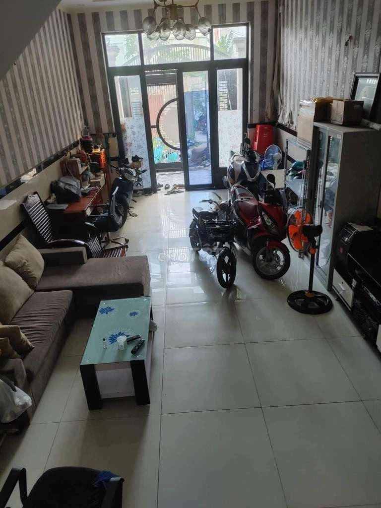BÁN ĐẤT TẶNG NHÀ 2 TẦNG VỊ TRÍ ĐẸP TIỆN ÍCH NGẬP TRÀN HẺM LỚN - Ảnh 2
