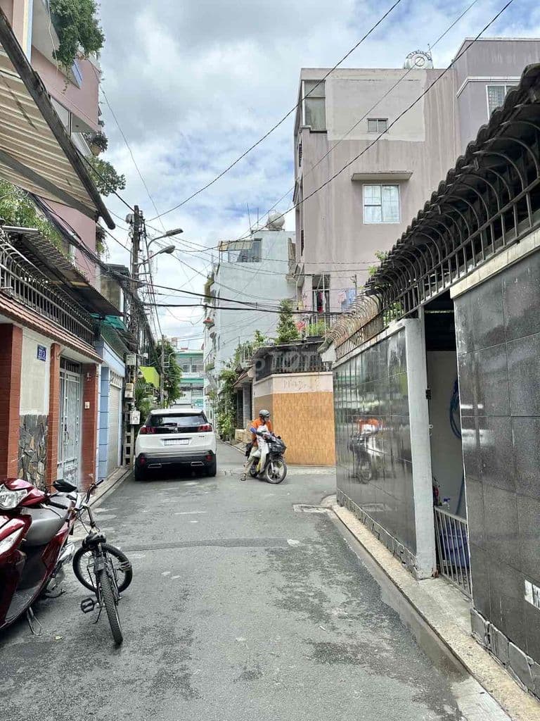 Gấp - GẢM TIẾP CÒN 11.9 Tỷ KHU VÍP SÂN BAY HIẾM NHÀ BÁN -- XE HƠI NGỦ
