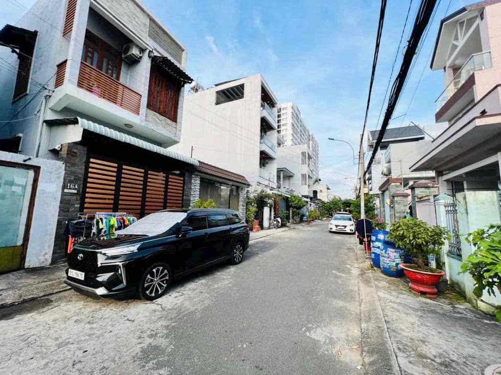 Nhà 2 Tầng Mặt Tiền 8M KDC Đẹp Ngay Phạm Văn Đồng - 103M2 Ngang 5,2M