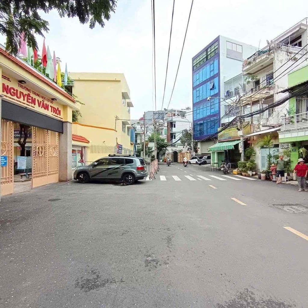 Nhà Ngay Phạm Văn Đồng - Chỉ hơn 5T - 3 tầng lầu - Hẻm xe hơi