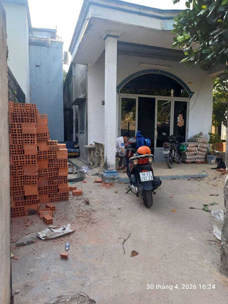 Nhà hàng xóm bán gần chợ Thới Tứ