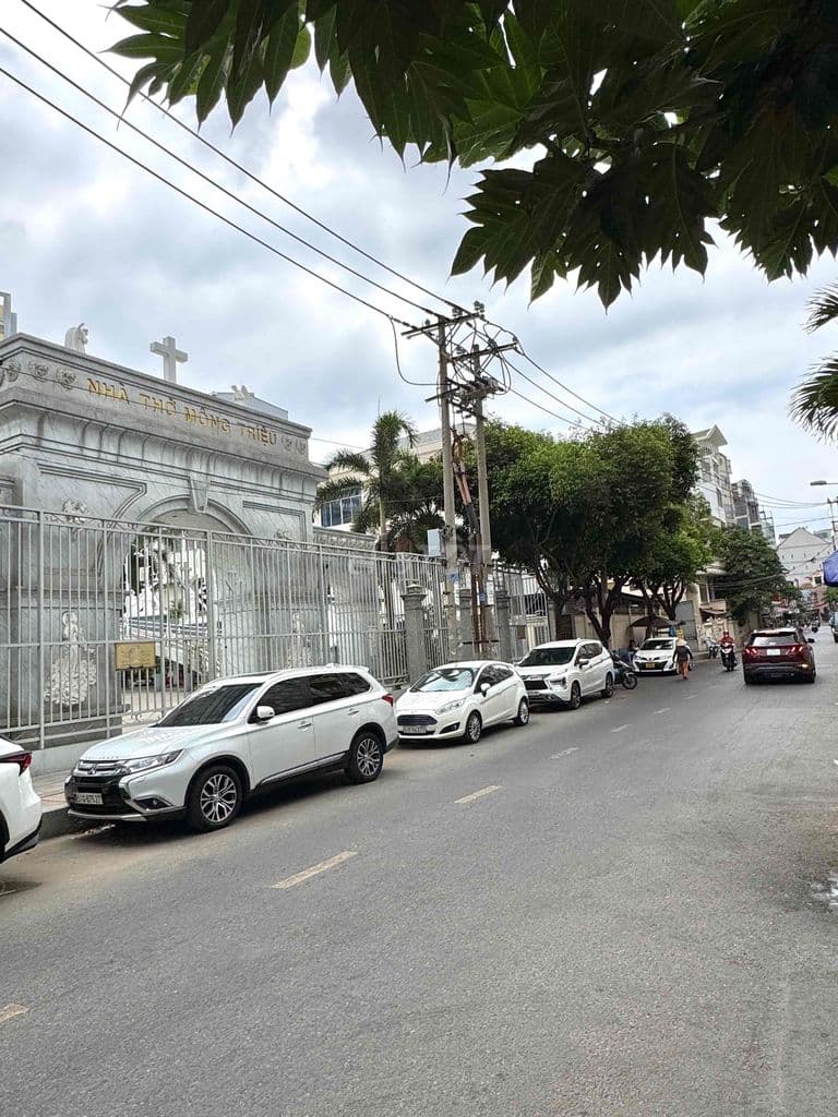 HXH NGUYỄN CỬU VÂN. NGANG HIẾM 5,3M. GẦN THỊ NGHÈ. CHO THUÊ 30TR/TH