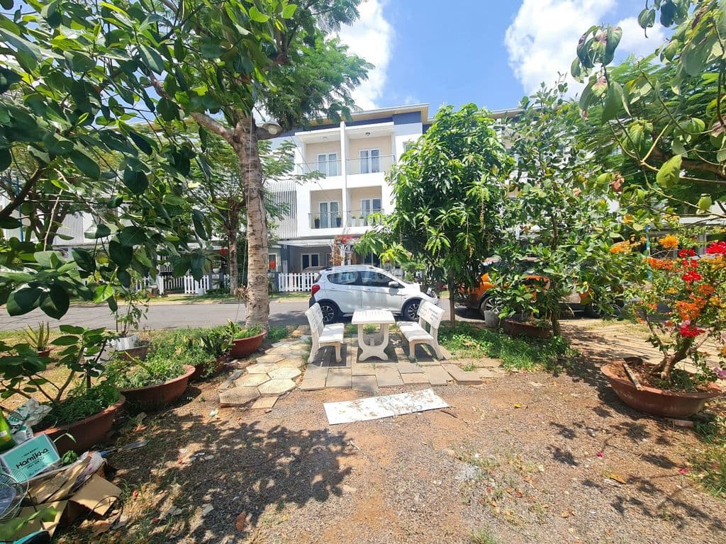 Bán gấp nhà phố vườn 125m2, 60m2 sân vườn, sổ hồng, an ninh yên tĩnh - Ảnh 3