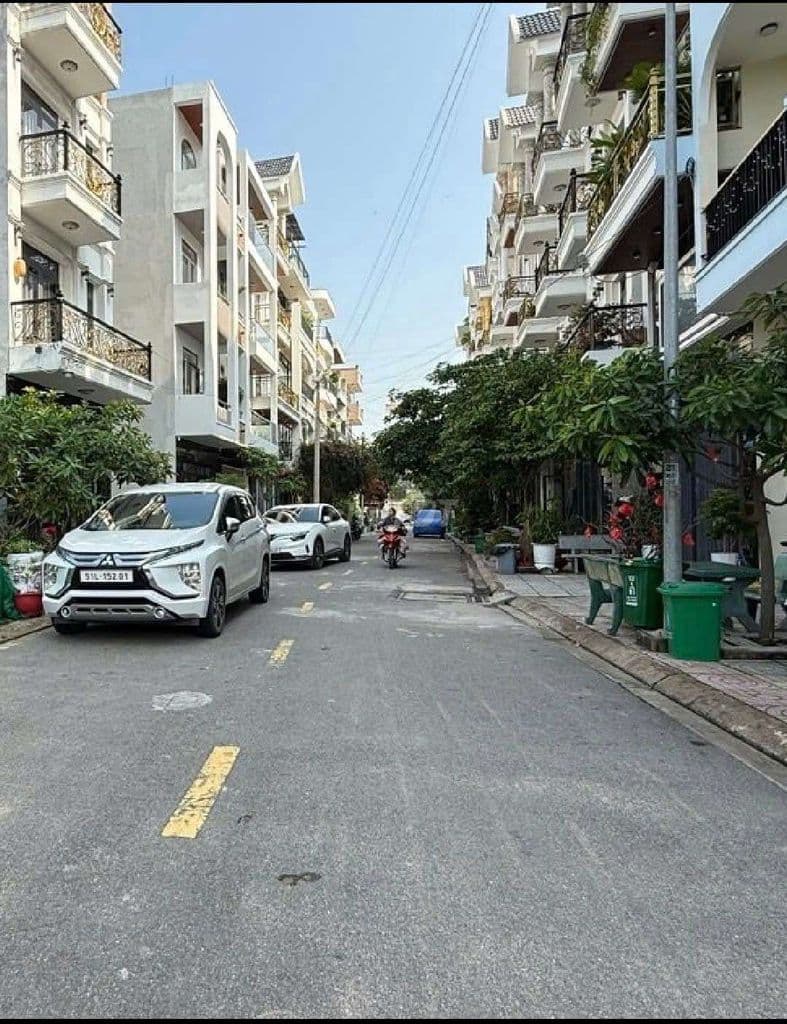 Nhà Nguyễn Văn Quá đường 12M -5 tầng 230m2 có thang máy 6tỷ45