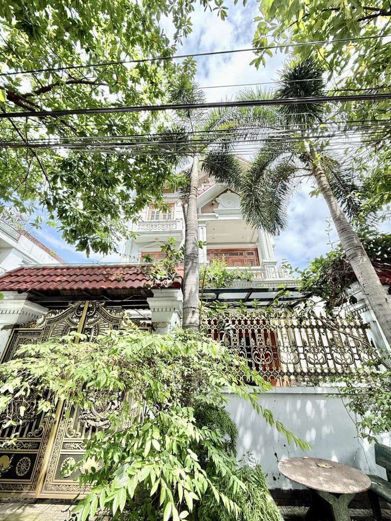 Biệt thự 10m x 20m. 3 tầng MT đường 30m Khu Biệt Thự Phú Nhuận