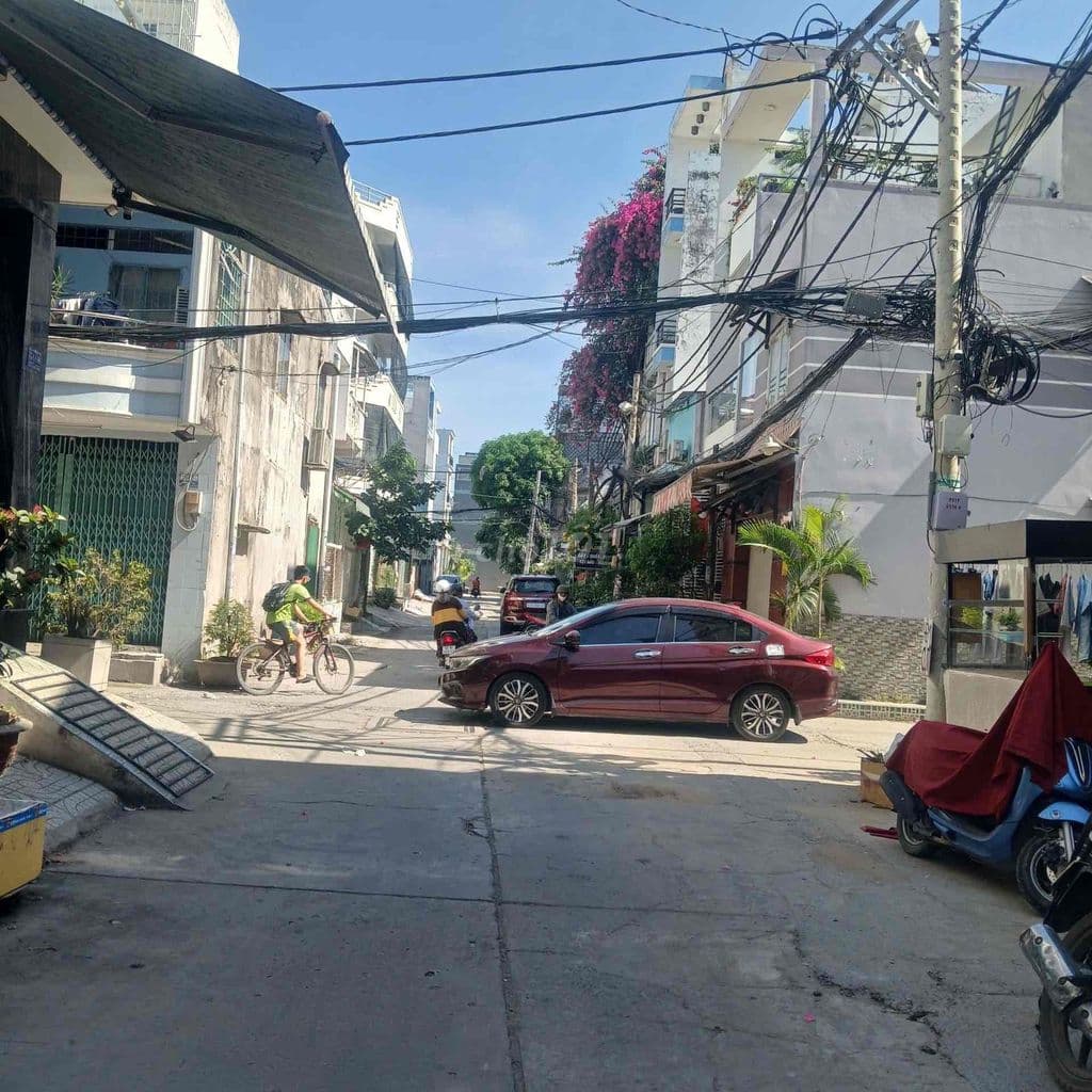 bán nhà Q bình Tân, đường xe hơi tới nhà. shr vuông vức. nhỉnh 4ty