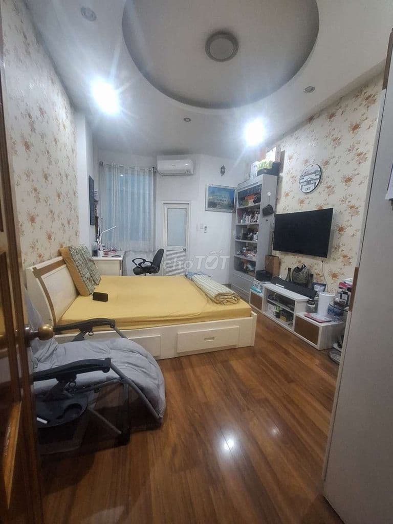 Chính chủ đang ở, bán nhà 4 tầng hẻm Cách Mạng Tháng 8 f7. Nhà còn mới