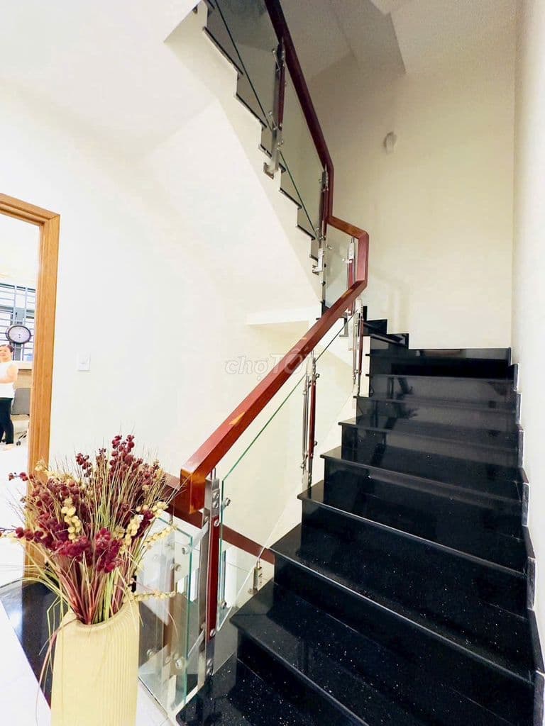 Giảm sâu gần 200tr. Căn 50.4m Bùi Đình Túy xây 1 trệt 3 lầu. Hẻm oto