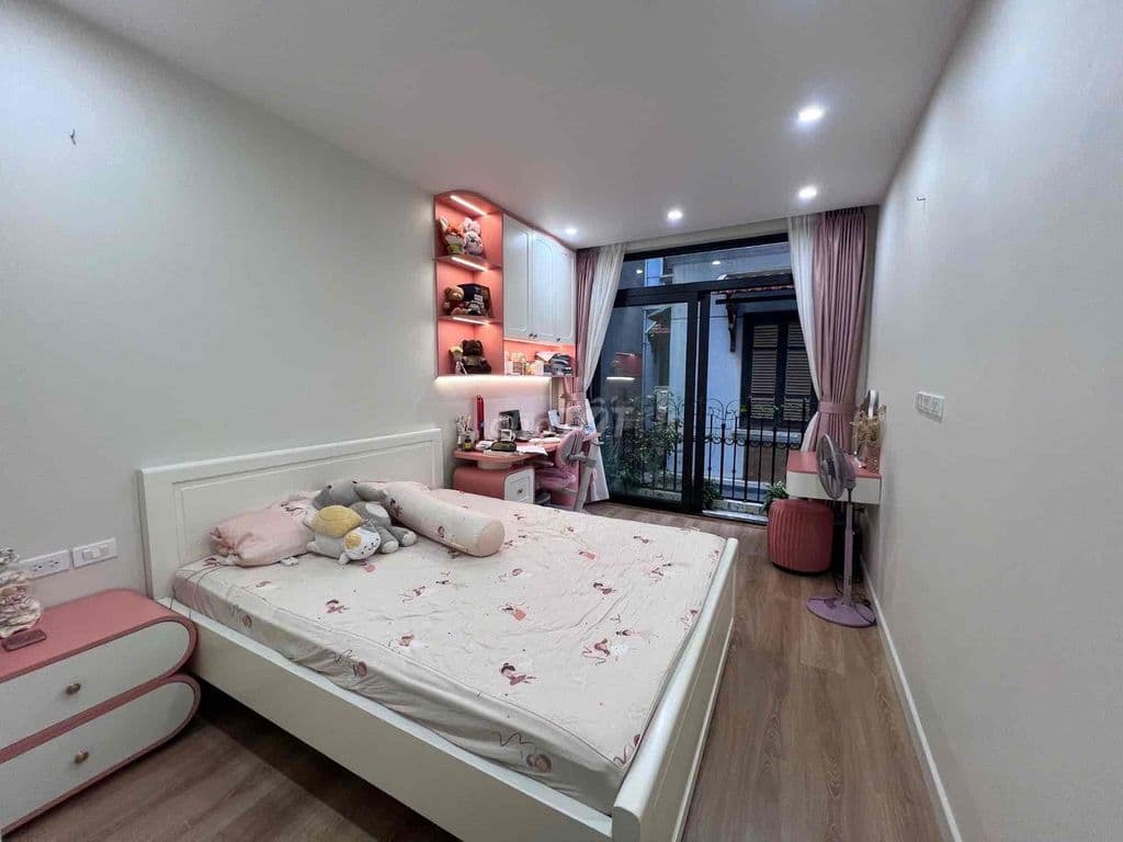 Nhà 5 tầng thang máy