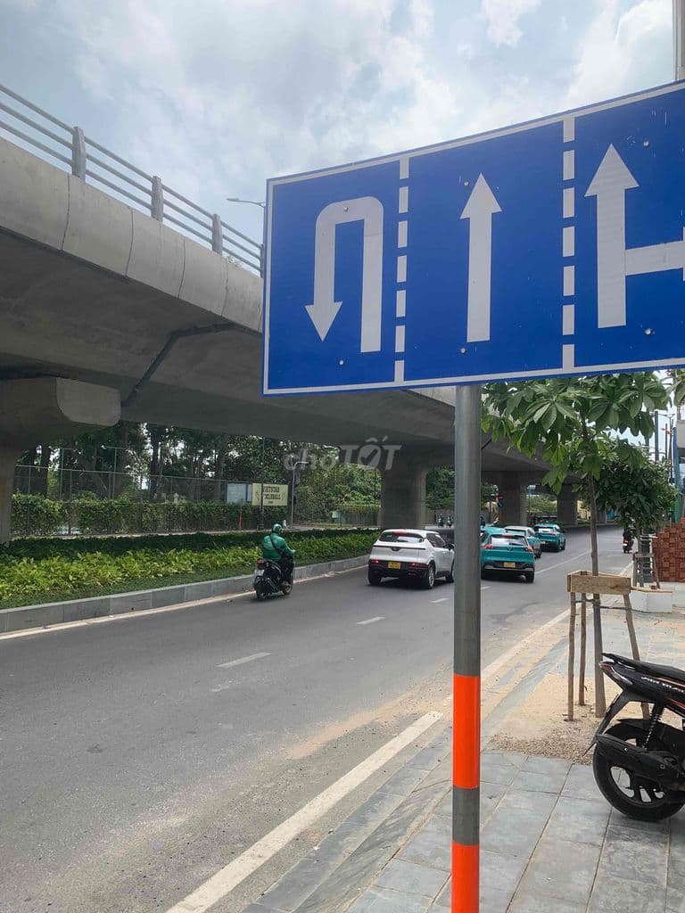 Kẹt tiền cần bán lô đất 5x21 mặt tiền đường C12 gần nhà ga T3 tsn 300