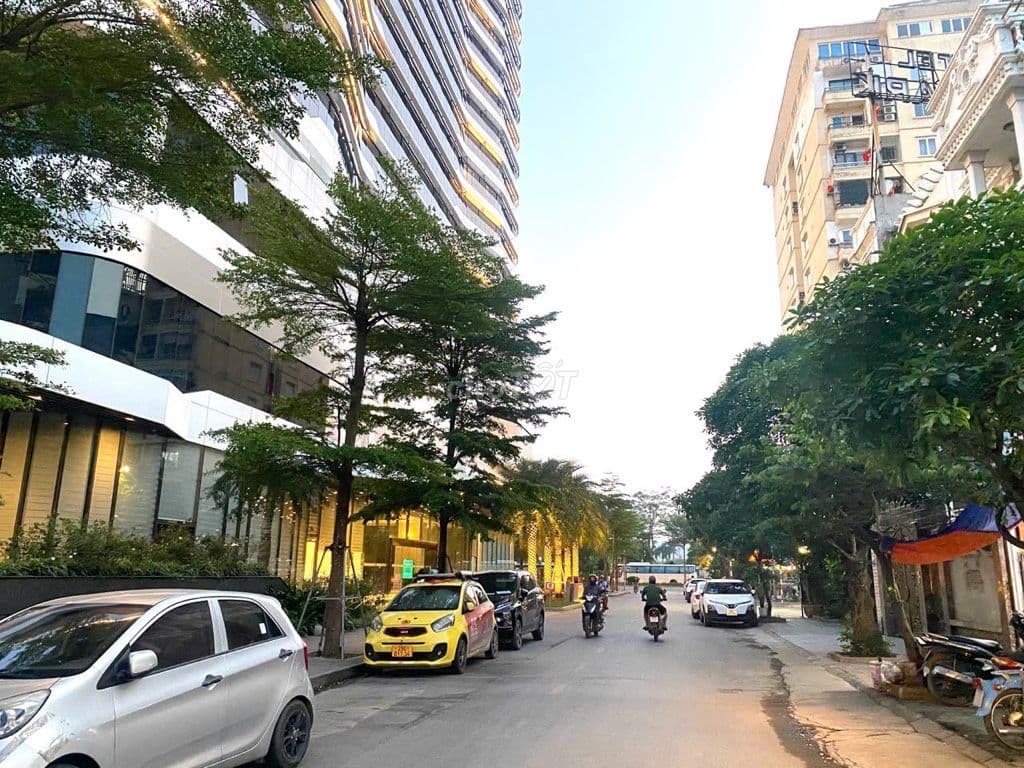 BÁN ĐẤT TẶNG NHÀ GẦN CÔNG VIÊN HÒA BÌNH -MẶT PHỐ VÍP- K.DOANH SẦM UẤT.