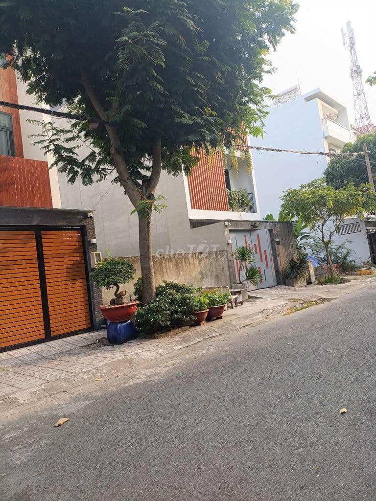 Nhà mặt phố đẹp, rộng rái thoáng mát, khu dân trí cao, cần tiền bán