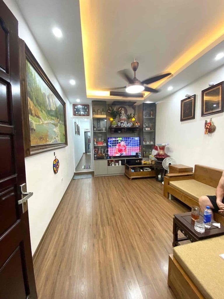 TT Đường Láng, 70m2, 2 thoáng, gần phố, ô tô đỗ, sân rộng, có ban công