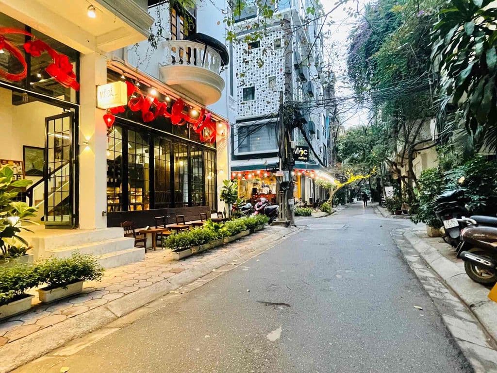 Phân lô phố Nguyên Hồng -42m2 có vỉa hè , ngõ rộng 4m