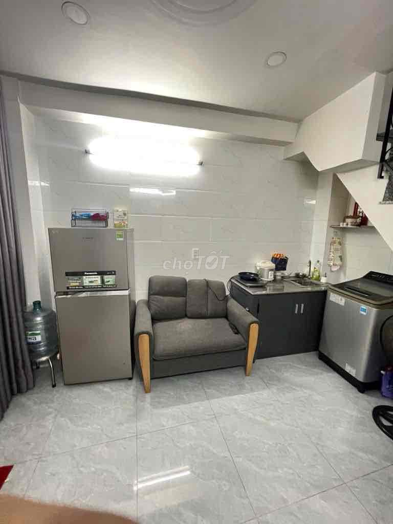 Shr. hỗ trợ bank 800t DT:3.5x3.5 3 tầng 2pn hẻm 793 Trần Xuân Soạn