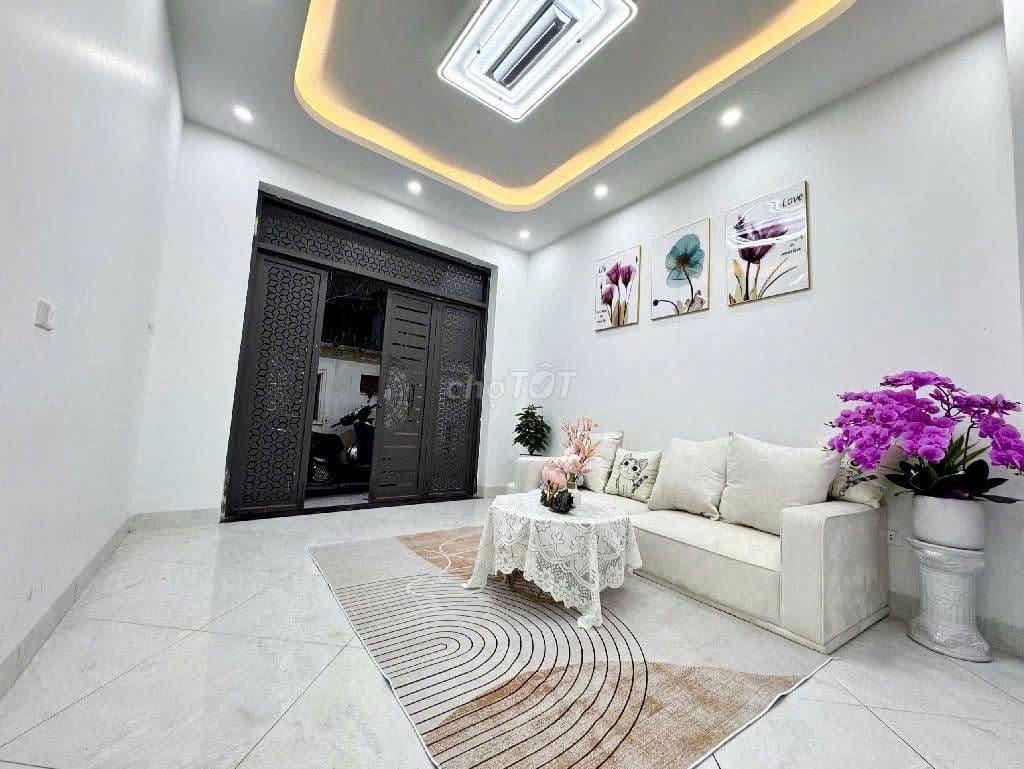 7,3 TỶ - Chính chủ cần bán gấp căn nhà 33m²xây 5 tầng, mặt tiền rộng