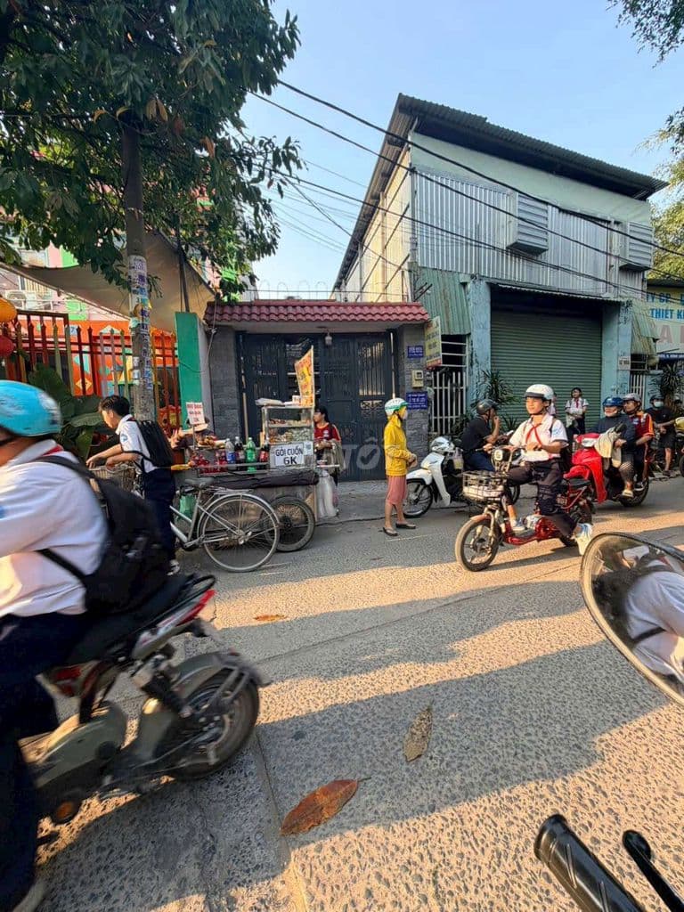 NHÀ 4 X32 MẶT TIỀN NGAY TRƯỜNG HỌC THU NHẬP CAO , VỊ TRÍ CỰC XUNG