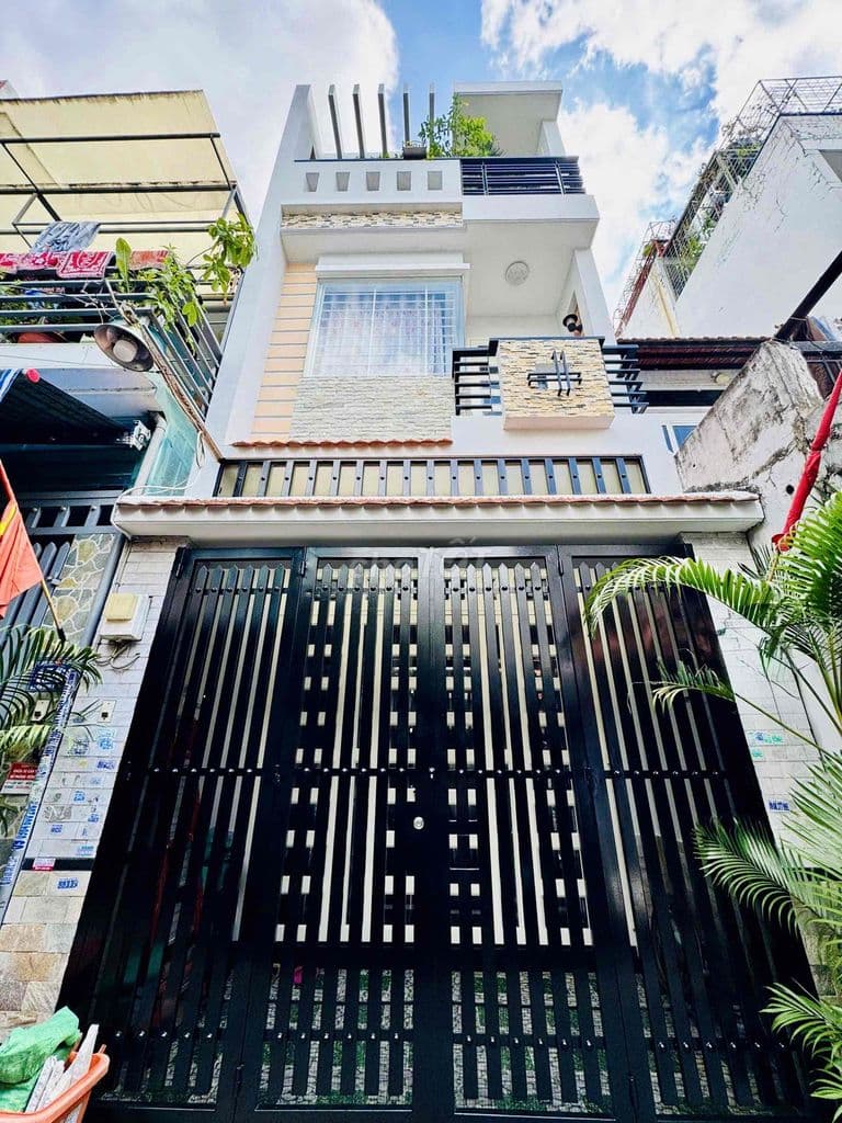 Cần bán gấp nhà Sát Tân Phú, 3 tầng, 4x17m, hẻm xe hơi, nhỉnh 6 Tỷ