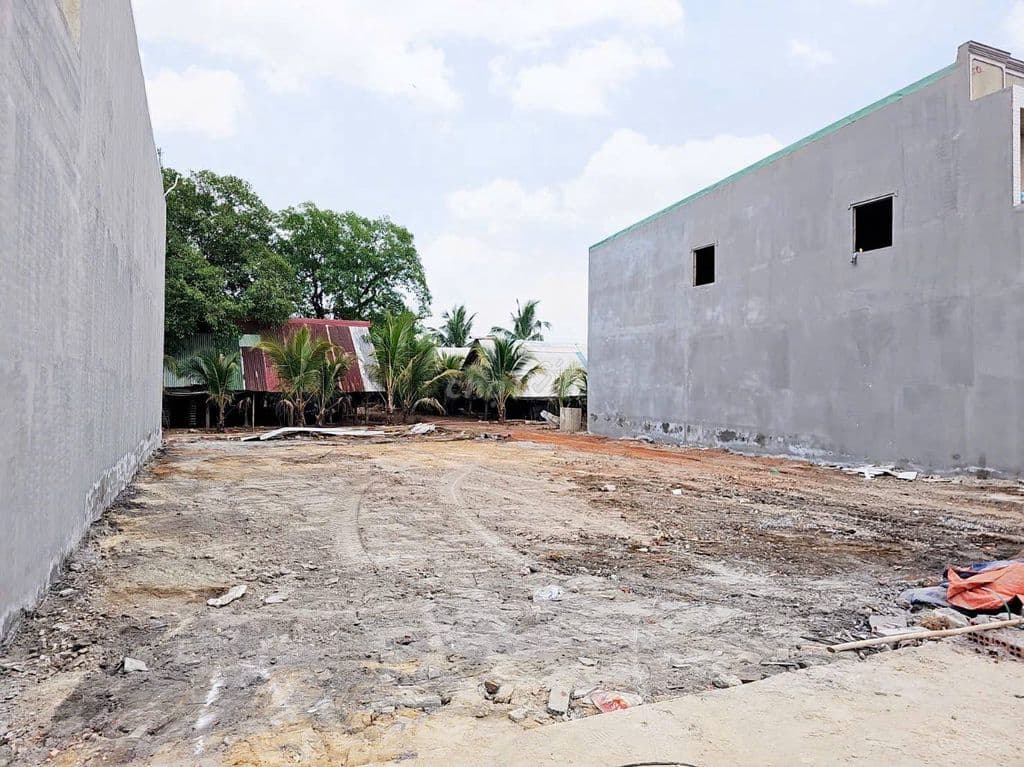 Chính chủ cần bán lô đất 90m2 ngay Thị Trấn Hóc Môn, sổ hồng riêng