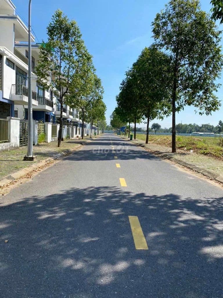 Cần bán đất Quận 9 - Sổ sẵn - 100m2 - Full thổ cư - Giá 30 triệu/m2