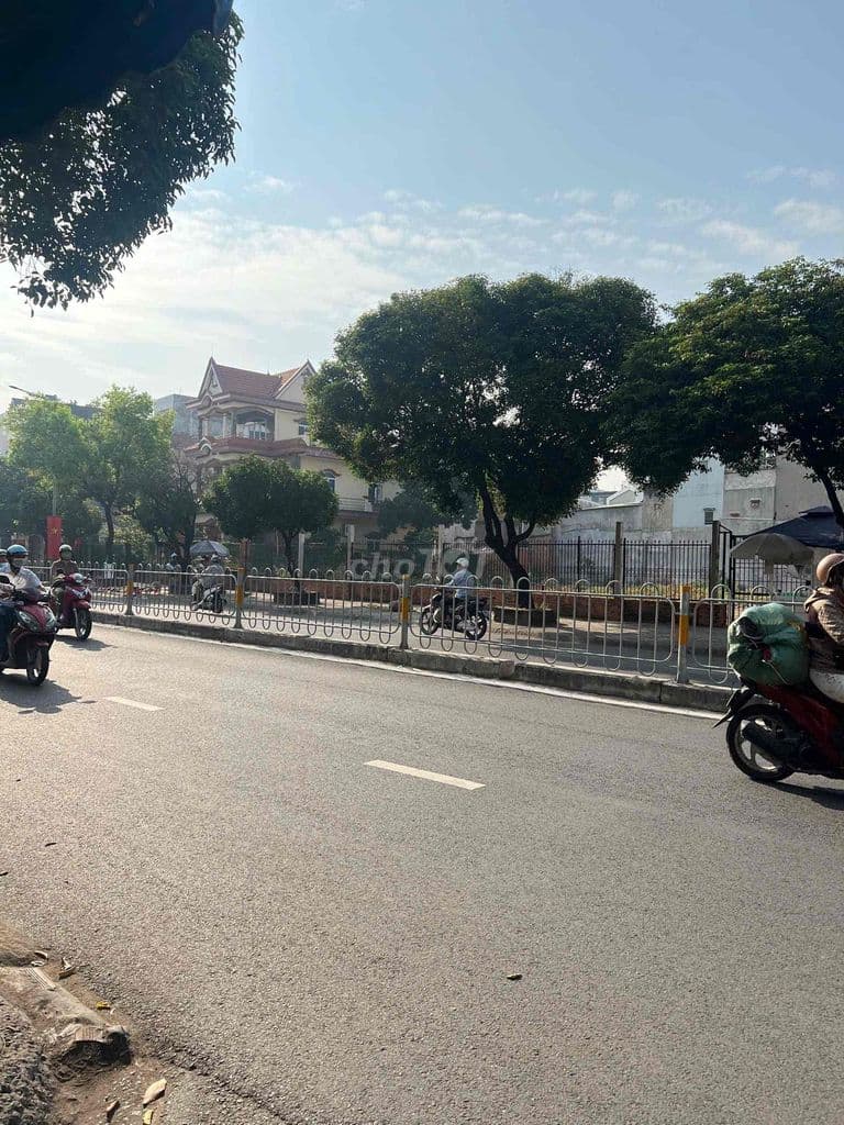 MT nguyễn sơn. DT: 22 x 30m NH: 26m nhà góc 2 mặt vị trí đẹ