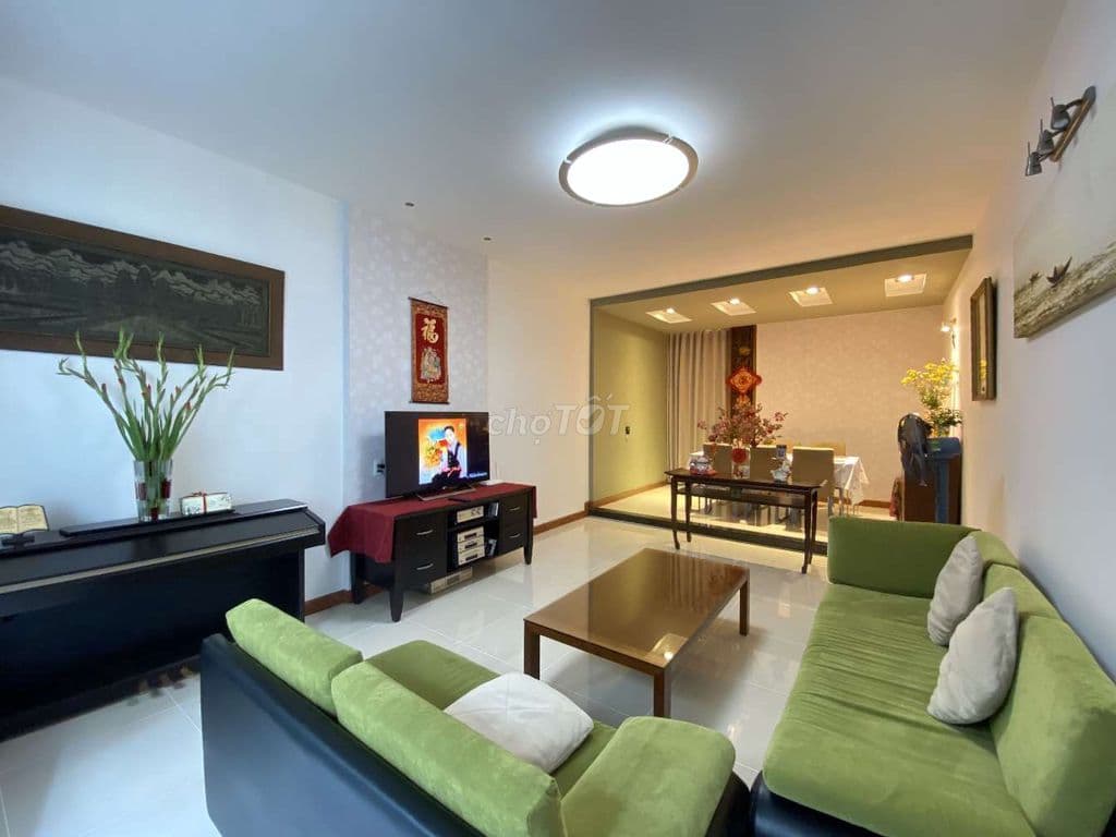 Nhà ngay vòng xoay Lê Văn Sỹ Nguyễn Trọng Tuyển