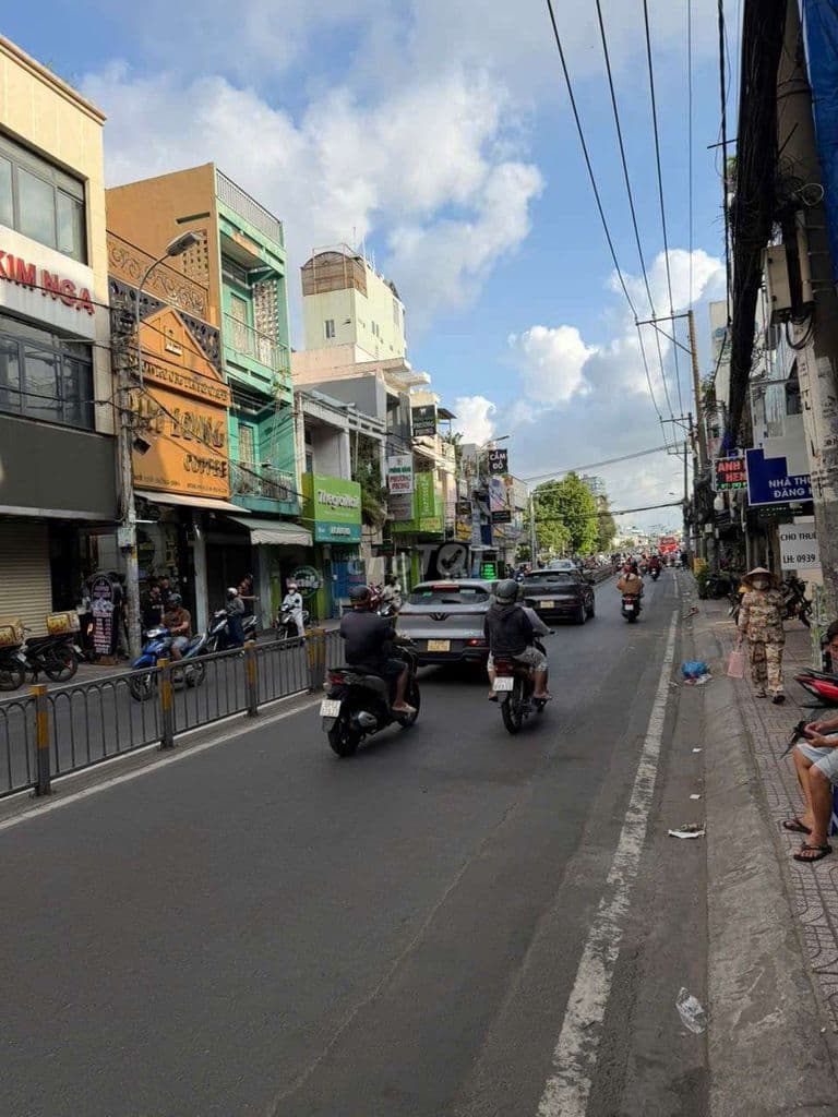 kẹt tiền bán gấp nhà mặt tiền nguyễn thị tần thuộc phường chánh hưng