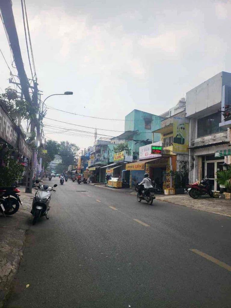 NHANH MỚI CÒN,NGAY CHỢ,VÒNG XOAY ĐẦM SEN,MT LẠC LONG QUÂN.