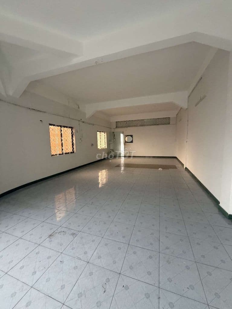 CĂN GÓC 80M2-NGANG 10M-LẦU 1 -THANG BỘ-MẶT TIỀN HỒNG BÀNG Q5