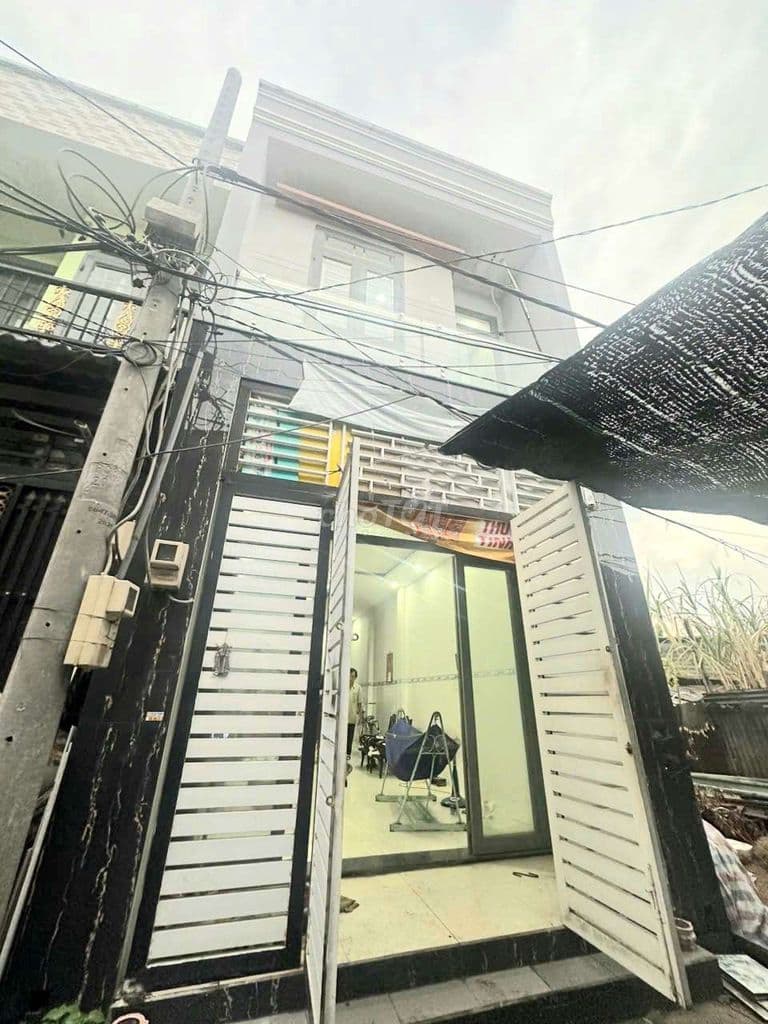 bán nhà giá rẻ DT: 4m*13m lầu suốt 2pn 2w phòng khách rộng