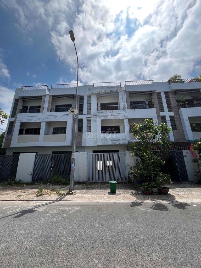 NHÀ PHỐ KDC LẬP PHÚC .DT:107M2.GIÂ 8.4TỶ. XÃ NHÀ BÈ.LIỀN KỀ PMG.