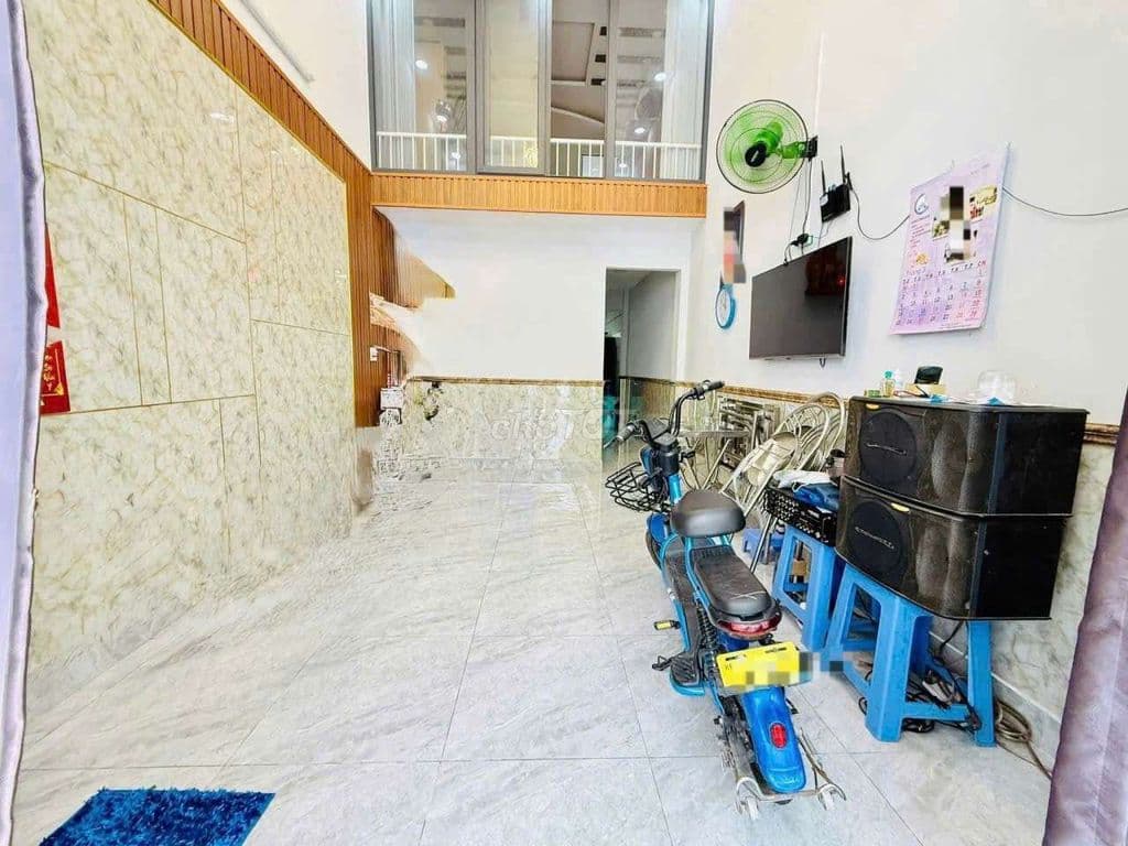 Hơn 3tỷ có nhà dài 18m, đúc lửng, 3PN, sổ riêng, nhà đẹp, gần Gò Vấp