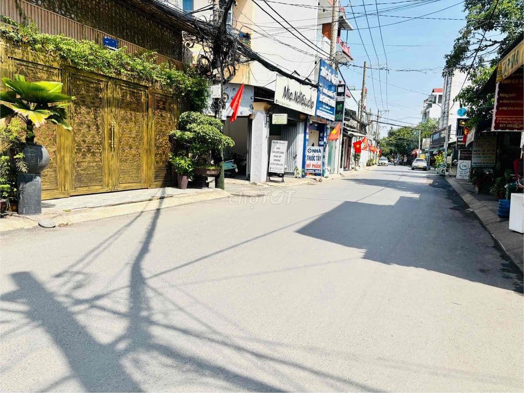 Ô TÔ ĐỖ CỔNG 4x12 CÁCH MT 10M GẦN CV LÀNG HOA