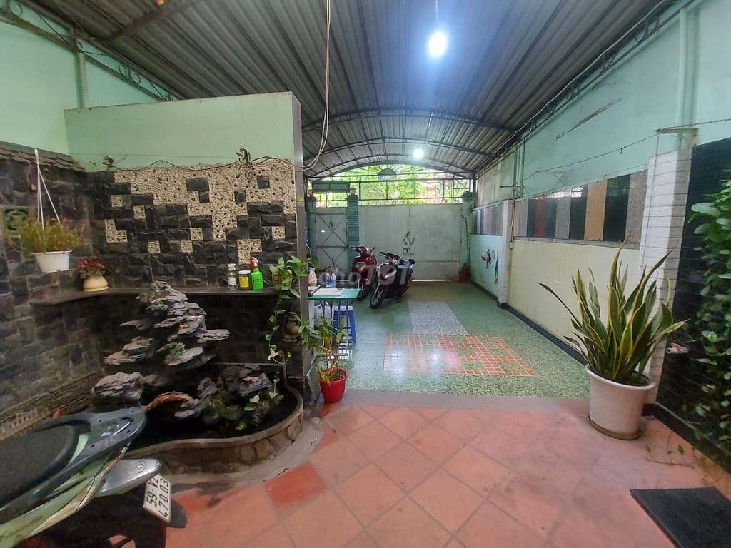 Bán nhà khu sân bay - DT 100M2 Sổ đẹp nở hậu. Chỉ nhỉnh 11 tỷ TL - Ảnh 2