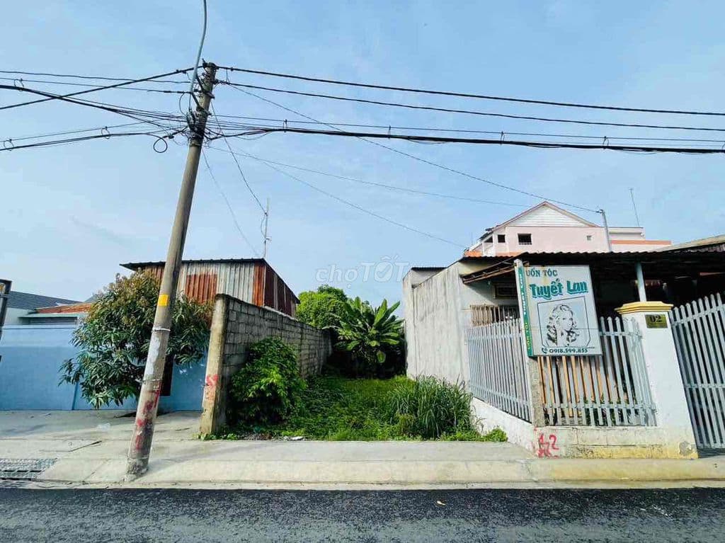 Đất ngộp đường Nguyễn Phong Sắc, 150m2(5x30) full thổ giá 650tr sổ sẵn