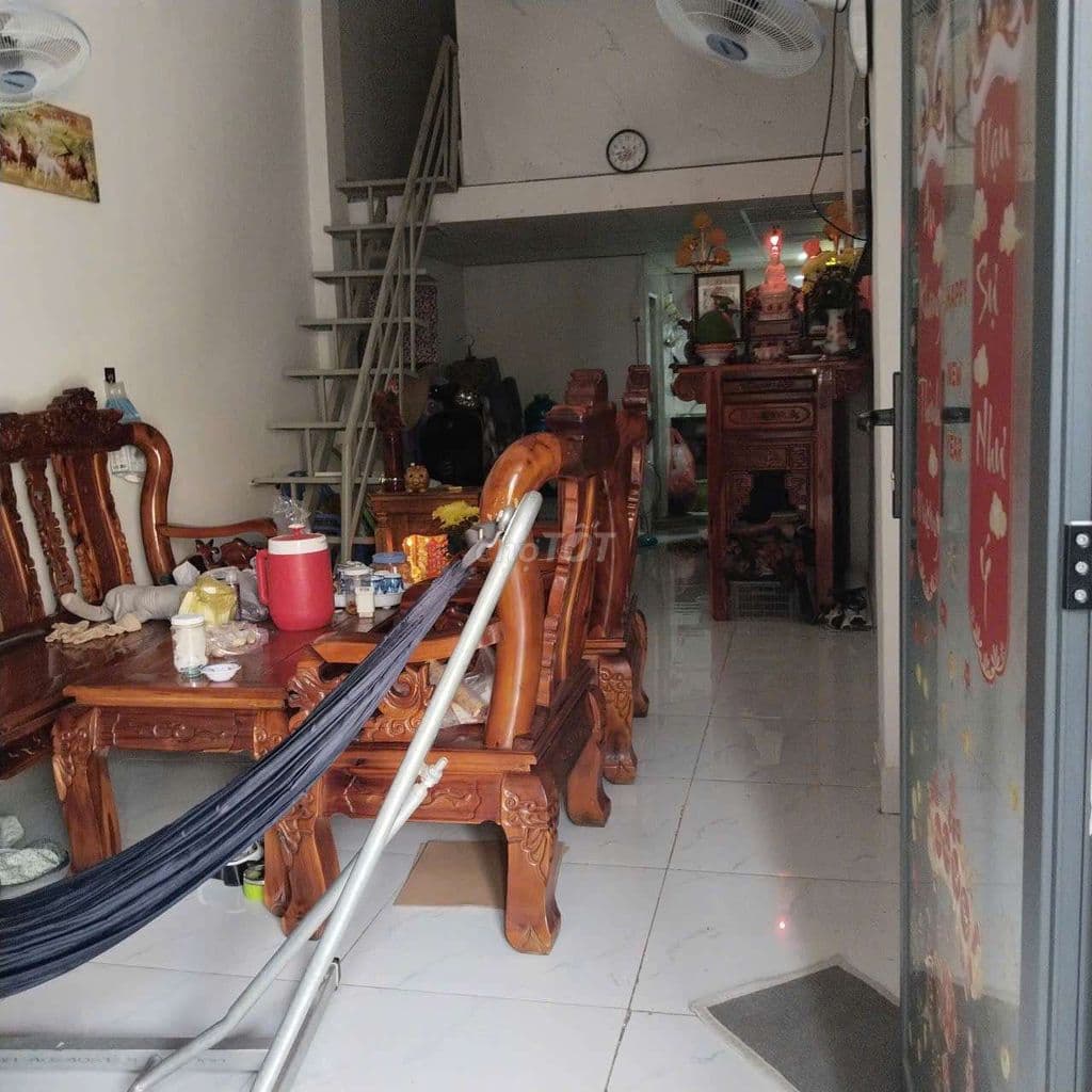 nhà gác lửng. cách chợ Thới Tứ 200m.