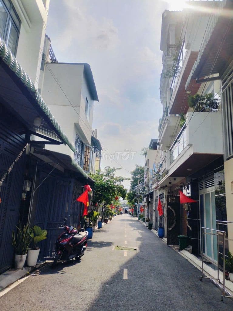 Cần bán nhà hẻm to hơn 6m