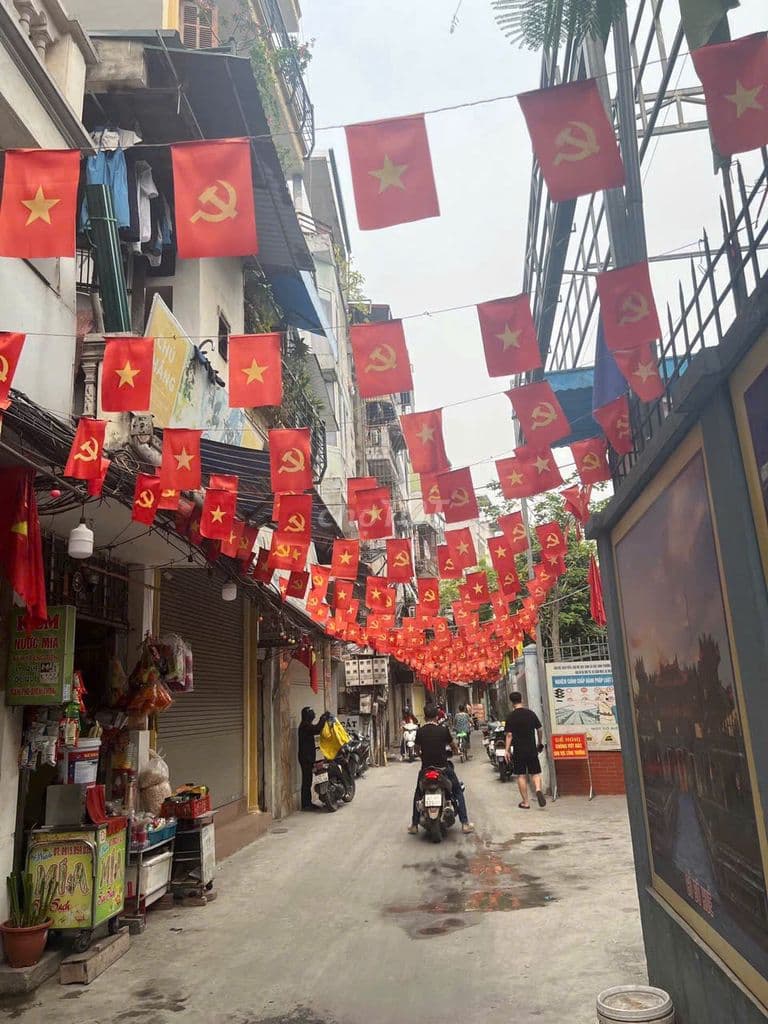 Nhà mặt ngõ , ngõ thông, kinh doanh sầm uất, tiện ích gần trường học