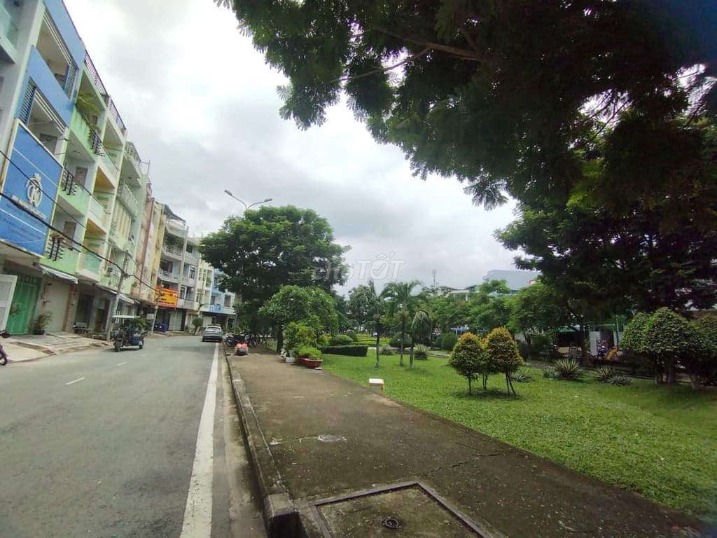 Bán nhà đường 64 KDC Bình Phú Q6 đối diện công viên